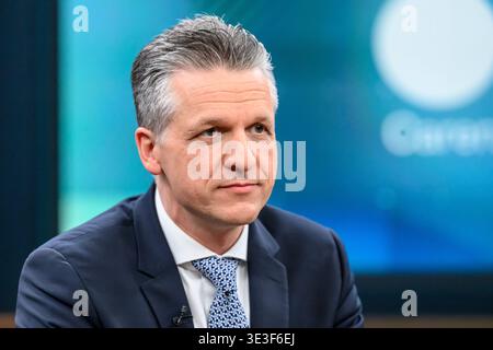 Berlin, Deutschland. März 2026. Im Bild, von links: Thorsten frei (Leiter des Bundeskanzleramtes, CDU), GER, Berlin, Atelier, Gast in Caren Miosgas politischer Talkshow, TV, Format, mit Moderatorin das erste, aus Adlershof - Studio 20, Thema: nach den Wahlen in Rheinland-Pfalz, 22. März 2026 (Foto: HMB Media/Uwe Koch/SIPA USA) Credit: SIPA USA/Alamy Live News Stockfoto