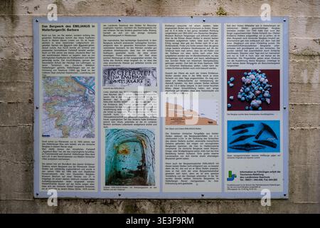 Deutsches Deutungsschild zur Beschreibung des Besucherbergwerks Emilianusstollen und des Bergbaus aus der Römerzeit in Wallerfangen, Saarland. Stockfoto