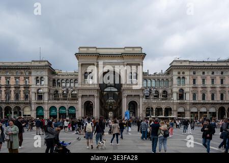 Mailand, Italien - 9. März 24: Menschenmassen versammeln sich vor dem monumentalen Eingang der Galleria Vittorio Emanuele II auf der Piazza del Duomo in Mailand, Lombardei, Italien. Stockfoto