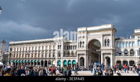 Mailand, Italien - 9. März 24: Menschenmassen auf der Piazza del Duomo in der Nähe des monumentalen Eingangsbogens der Galleria Vittorio Emanuele II in Mailand, Lombardei, Italien. Stockfoto