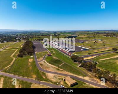 Bathurst, NSW, Australien. März 2026. - Eine sonnige Luftaufnahme zeigt die weitläufige Mount Panorama-Strecke, die Rennstrecke, die Boxengasse, Stockfoto