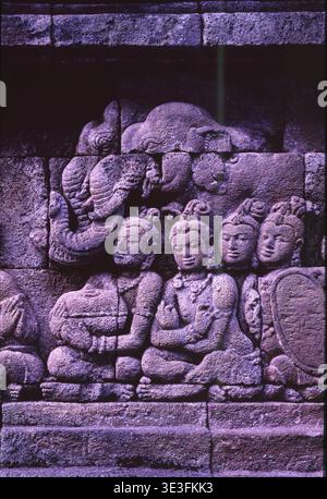 Detail der Relieftafel 2-16 im Borobudur-Tempel in Indonesien, die ein Treffen mit Megha darstellt. Aufgenommen 1992 im Großformat. Stockfoto