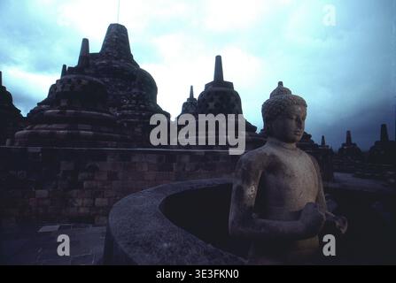 Silhouetten-Stupas im Borobudur-Tempel in Zentral-Java, Indonesien, vor einem dramatischen Himmel. Fotografiert 1988 Stockfoto