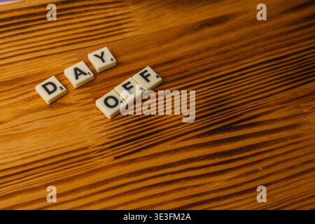 Lviv Ukraine 02.26.26 Spieler genießen den nationalen Scrabble-Tag, indem sie Wörter auf Holzfliesen Formen. Die Kacheln geben den freien Tag wieder und laden Freunde ein, mitzumachen Stockfoto