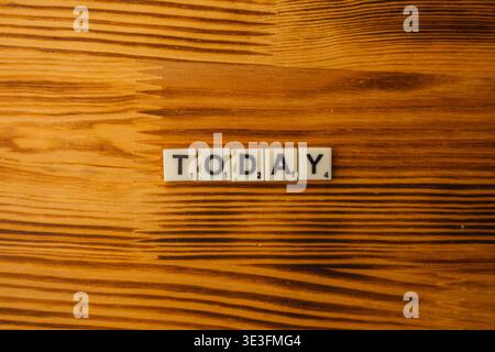 Lemberg Ukraine 02.26.26 Scrabble-Buchstaben schreiben das Wort heute auf einem Holztisch. Die Szene zeigt die Freude am Spielen von Wortspielen. National Scrabb Stockfoto