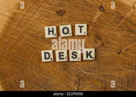 Lemberg Ukraine 02.26.26 am Nationalen Scrabble-Tag ordnen die Spieler Buchstabensteine zu Wörtern an. Die Einrichtung verfügt über eine hölzerne Oberfläche, die einen rustikalen Touch verleiht Stockfoto