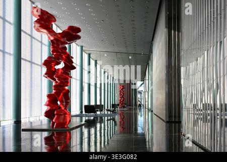 Düsseldorf, Deutschland - 15. März 2026: Halleneinrichtung mit großen Fenstern in Düsseldorf Stockfoto