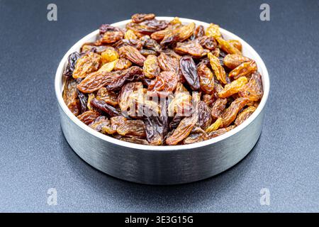 Viele köstliche Sommerrosinen auf der Lebensmittelmarkttheke, leckere Bio-Lebensmittel bestehend aus frischen rohen Rosinen aus Nahaufnahme, schöne Textur reif von natura Stockfoto