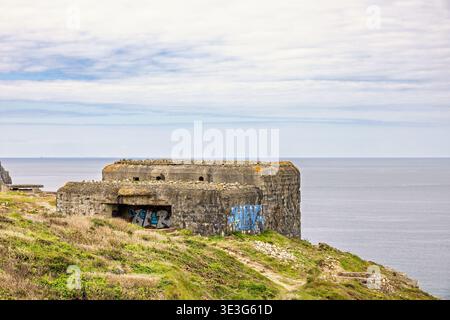 Deutscher Bunker aus dem Zweiten Weltkrieg an der französischen Küste Stockfoto