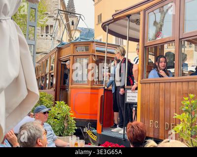 Passagier in einem Oldtimer-Zug auf dem Stadtplatz in Sóller auf Mallorca Stockfoto