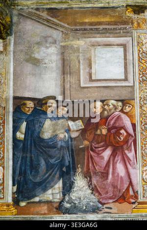 Das Wunder des heiligen Dominikus von Domenico Bigordi, bekannt als Ghirlandaio (1449–1494), und seine Werkstatt – die Tornabuoni-Kapelle (Hauptkapelle) – die Basilika Santa Maria Novella – Florenz, Italien Stockfoto