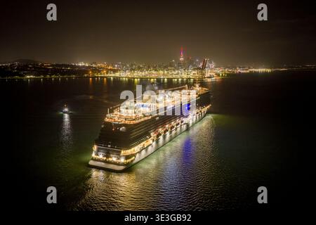 Auckland, Neuseeland - 20. Februar 2026: Aus der Vogelperspektive eines Kreuzfahrtschiffs, das bei Nacht von der beleuchteten Skyline der Stadt, dem Sky Tower Standi, abfährt Stockfoto