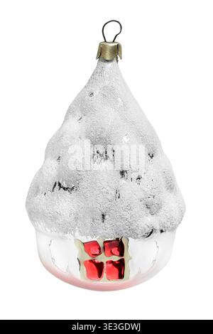 Weihnachtsbaumkugel in Form eines verschneiten Hauses isoliert über weiß Stockfoto
