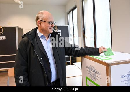 Rom, Italien. März 2026. **KEINE WEBSITE ODER ZEITUNGEN, NUR FÜR ITALIEN** Bürgermeister von Rom Roberto Gualtieri stimmt im Referendum ab. Rom, 22. März 2026. Quelle: Unabhängige Fotoagentur/Alamy Live News Stockfoto