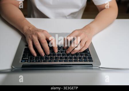 Nahaufnahme von männlichen Händen, die auf der Laptop-Tastatur tippen, von zu Hause aus arbeiten, online arbeiten, Daten verarbeiten, programmieren, geschäftliche Verwaltung, durchsuchen Stockfoto