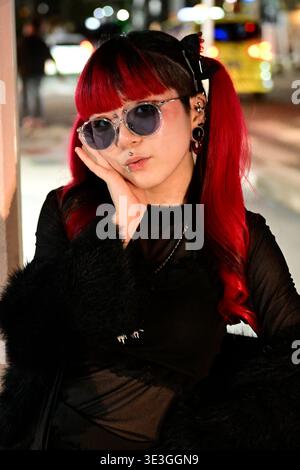 Porträt einer jungen Frau mit leuchtend roten Haaren in Naha, Okinawa, Japan. Stockfoto