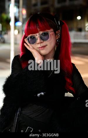 Porträt einer jungen Frau mit leuchtend roten Haaren in Naha, Okinawa, Japan. Stockfoto