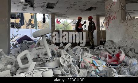 ARAD, ISRAEL - 22. MÄRZ: Mitglieder des Front-Home-Kommandos untersuchen die Schäden in einem Wohngebäude, das am 22. März 2026 von einer iranischen ballistischen Rakete in Arad, Israel, getroffen wurde. Der Iran feuerte weiterhin Drohnen und Raketen auf Israel ab, nachdem die Vereinigten Staaten und Israel Anfang des 28. Februar einen gemeinsamen Angriff auf den Iran gestartet hatten. Stockfoto