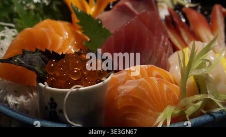 Gourmet-Sashimi-Platte mit frischem Lachsrogen und rohen Fischscheiben Stockfoto