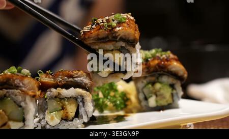 Gourmet-Unagi-Sushi-Brötchen mit glasiertem Aal und grünen Zwiebeln Stockfoto