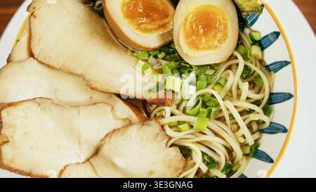 Authentische japanische Ramen-Schüssel mit weich gekochten Eiern und Schweinefleisch Stockfoto