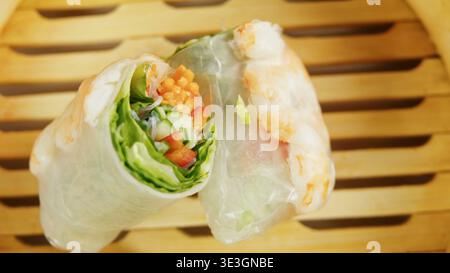 Frische Garnelen-Frühlingsrollen mit Gemüse in einem Bambus-Dampfkorb Stockfoto