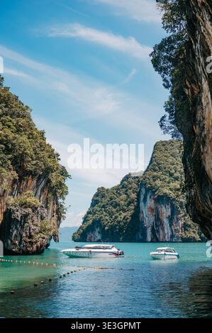 Schnellboote in der tropischen Lagune zwischen Kalksteinklippen, Koh Lao Lading Stockfoto