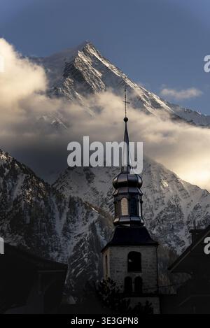 Kirchturm in Chamonix mit einem Berggipfel im Hintergrund Stockfoto