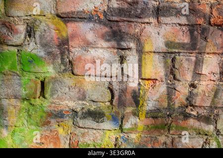 Bunt bemalte alte Backsteinmauer, Deutschland Stockfoto