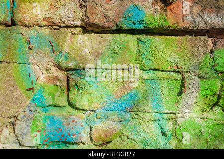Bunt bemalte alte Backsteinmauer, Deutschland Stockfoto
