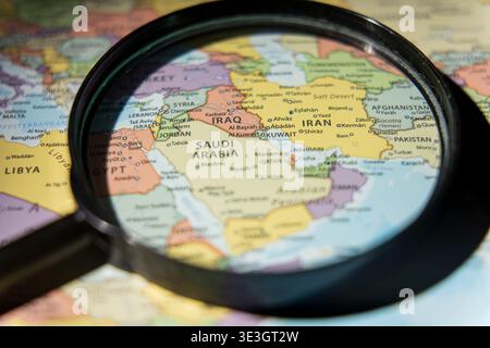Saudi-Arabien, Irak und Iran auf einer Weltkarte, die geopolitische Forschung im Nahen Osten und regionale politische Analysen repräsentiert. Hochwertige Fotos Stockfoto