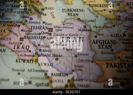 Nahaufnahme des Iran und seiner benachbarten Länder im Nahen Osten auf einer Weltkarte, die regionale Geographie, geopolitisches Territorium und Internisten repräsentiert Stockfoto
