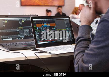 Audio-Mix-Notebook-Details. Professionelle Soundsteuerung. Broadcast-Ausrüstung Stockfoto