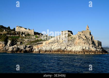 Die antike Kirche San Pietro mit markanter gestreifter Steinarchitektur steht auf einer zerklüfteten Klippe in Portovenere, Italien Stockfoto