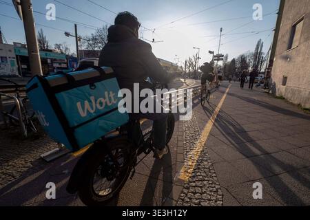Fahrer des Essensliederdienstes WOLT unterwegs in Berlin. / Fahrer des WOLT Food Delivery Service auf der Straße in Berlin. Lieferservice *** Fahrer des WOLT Food Delivery Service auf der Straße in Berlin Fahrer des WOLT Food Delivery Service auf der Straße in Berlin Delivery Service sp2026031120340.jpg Stockfoto