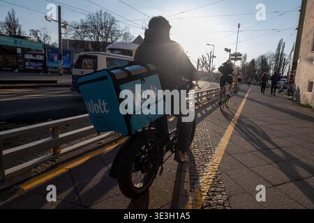 Fahrer des Essensliederdienstes WOLT unterwegs in Berlin. / Fahrer des WOLT Food Delivery Service auf der Straße in Berlin. Lieferservice *** Fahrer des WOLT Food Delivery Service auf der Straße in Berlin Fahrer des WOLT Food Delivery Service auf der Straße in Berlin Delivery Service sp2026031120340.jpg Stockfoto