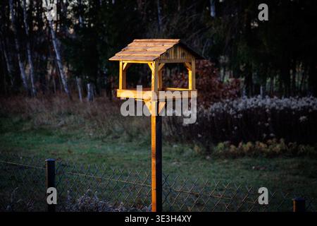 Handgefertigte Holzvogelfutter im Garten, Polen Stockfoto