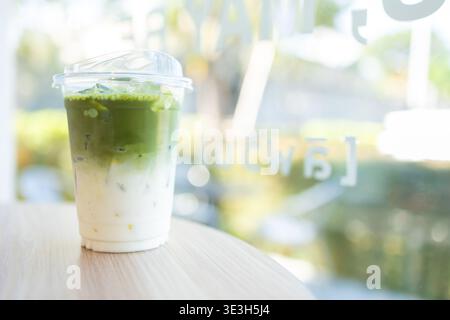 Close up Iced Milk Latte Green Tea, Delight Fresh Healthy Drink serviert auf dem Tisch gute Getränke für die Sommersaison Stockfoto