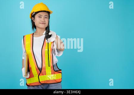 Portrait Engineer Frau asiatischer Teenager mit reflektierender Sicherheitsweste isoliertes Modell mit Funkgerät, das auf den Kopierraum zeigt Stockfoto