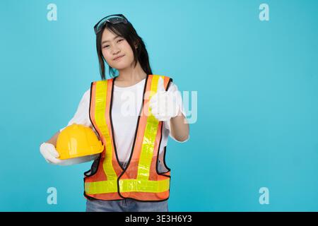 Porträt Daumen hoch Ingenieur Frau Asiatische junge Teen tragen Sicherheits reflektierende Weste isoliertes Studiomodell Stockfoto