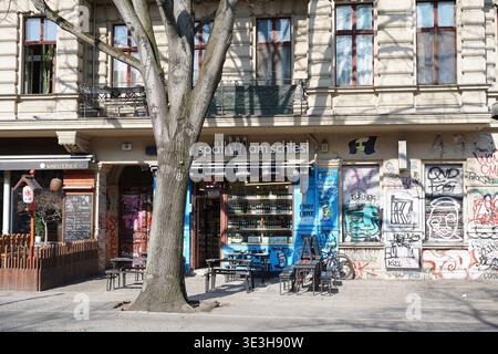 Berlin, Deutschland - 23. März 2026: Das Convenience-Geschäft Späti am Schlesi mit Graffiti-bedeckten Wänden in der Nähe des Schlesischen Tors im Stadtteil Kreuzberg. Stockfoto