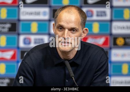 LONDON, ENGLAND - 20. MÄRZ: Thomas Tuchel, Cheftrainer der englischen Nationalmannschaft , spricht während einer Pressekonferenz im Wembley Stadium auf M vor den Medien Stockfoto