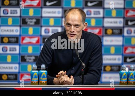 LONDON, ENGLAND - 20. MÄRZ: Thomas Tuchel, Cheftrainer der englischen Nationalmannschaft , spricht während einer Pressekonferenz im Wembley Stadium auf M vor den Medien Stockfoto