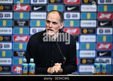 LONDON, ENGLAND - 20. MÄRZ: Thomas Tuchel, Cheftrainer der englischen Nationalmannschaft , spricht während einer Pressekonferenz im Wembley Stadium auf M vor den Medien Stockfoto