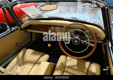Sunbeam Alpine Oldtimer-Interieur auf der praktischen Classics Classic Car & Restoration Show am 22. März 2026. Stockfoto