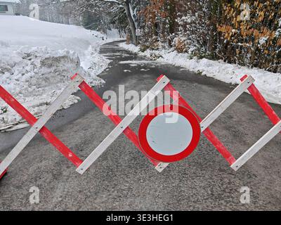 Barriere auf der Straße oder Straßensperre zum Anhalten von Verkehrsbarriere auf der Straße oder Straßensperre Stockfoto