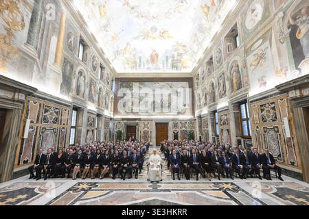 Vatikan, Vatikan. März 2026. **NO LIBRI** Italien, Rom, Vatikan, 23.03.2026.Papst Leo XIV. Hält ein privates Treffen mit Führern und Mitarbeitern von Ita Airways im Vatikan ab Foto von VATIKANISCHEN MEDIEN /Catholic Press Photo Credit: Independent Photo Agency/Alamy Live News Stockfoto