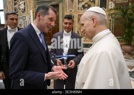 Vatikan, Vatikan. März 2026. **NO LIBRI** Italien, Rom, Vatikan, 23.03.2026.Papst Leo XIV. Hält ein privates Treffen mit Führern und Mitarbeitern von Ita Airways im Vatikan ab Foto von VATIKANISCHEN MEDIEN /Catholic Press Photo Credit: Independent Photo Agency/Alamy Live News Stockfoto
