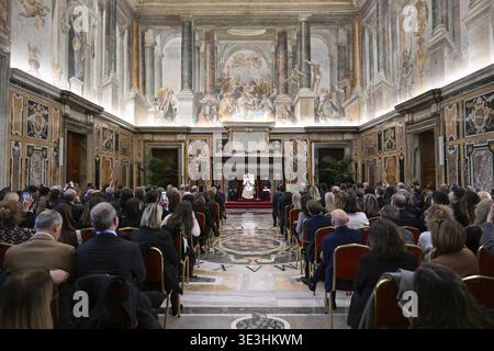 Vatikan, Vatikan. März 2026. **NO LIBRI** Italien, Rom, Vatikan, 23.03.2026.Papst Leo XIV. Hält ein privates Treffen mit Führern und Mitarbeitern von Ita Airways im Vatikan ab Foto von VATIKANISCHEN MEDIEN /Catholic Press Photo Credit: Independent Photo Agency/Alamy Live News Stockfoto
