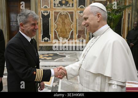Vatikan, Vatikan. März 2026. **NO LIBRI** Italien, Rom, Vatikan, 23.03.2026.Papst Leo XIV. Hält ein privates Treffen mit Führern und Mitarbeitern von Ita Airways im Vatikan ab Foto von VATIKANISCHEN MEDIEN /Catholic Press Photo Credit: Independent Photo Agency/Alamy Live News Stockfoto